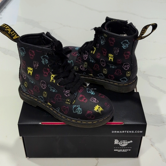 Dr. Martens x Hello Kitty Boots Size 10 - Picture 1 of 14